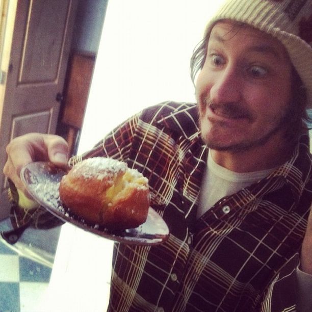man with berliner jelly doughnut instagram bolo de berlim